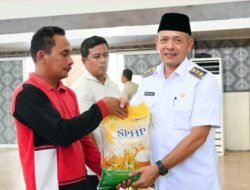 Wakil Bupati Mahmud Efendi Serahkan Bingkisan Idulfitri 1446 H untuk 132 Petugas Kebersihan