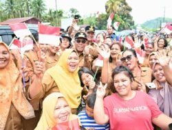 Masyarakat dan ASN Sambut Kedatangan Bupati Masinton Pasaribu dan Wabup Mahmud Efendi